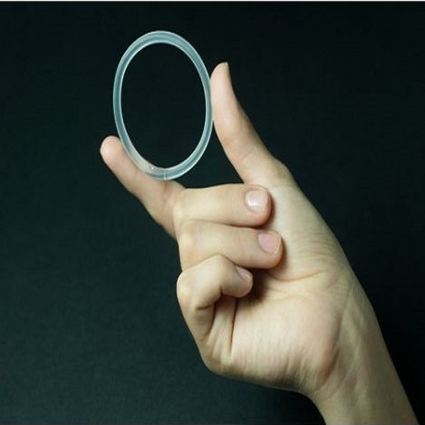 Es un aro de plástico flexible y transparente que se introduce en la vagina al inicio del ciclo menstrual. Durante 21 días este dispositivo expulsará hormonas femeninas (estrógeno y progesterona). 